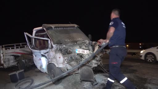 Kırıkkale’de feci kaza, kamyonet ikiye bölündü: 3 yaralı