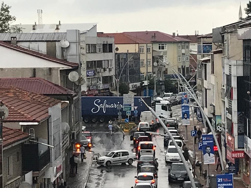 Sorumsuz tır şoförü trafiği kilitledi