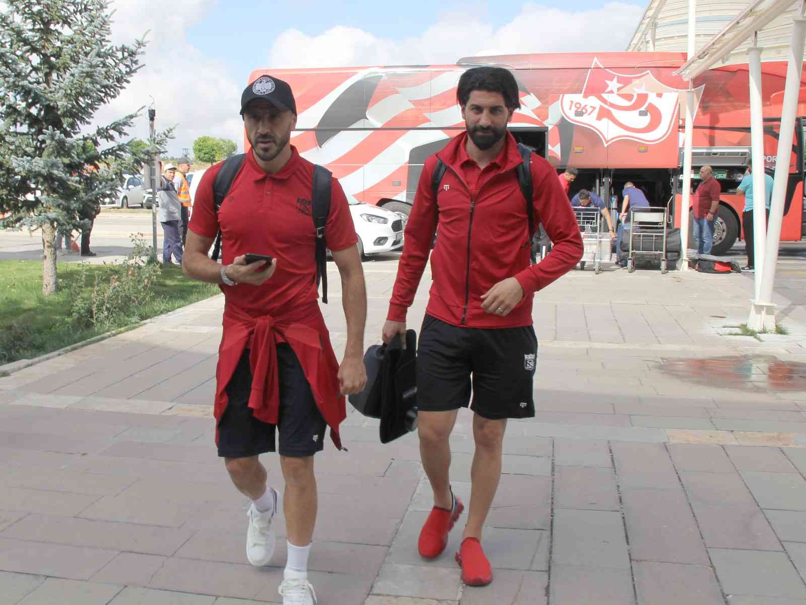 Sivasspor, CFR Cluj maçı için Romanya’ya 7 eksikle gitti