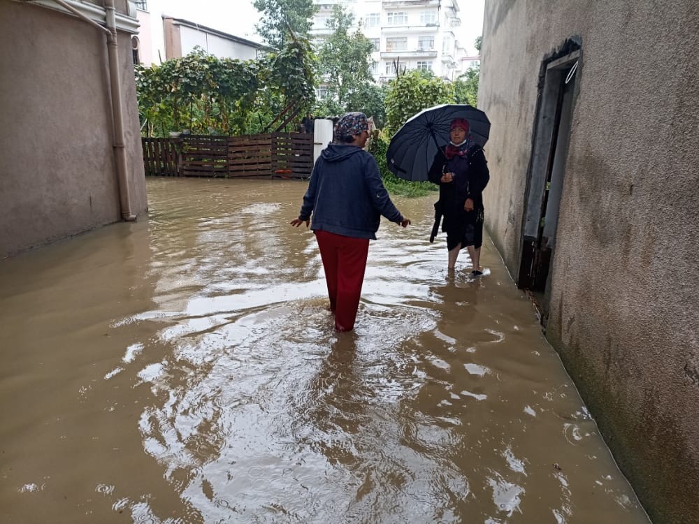 Artvin’in Arhavi ilçesinde şiddetli yağış su taşkınlarına neden oldu