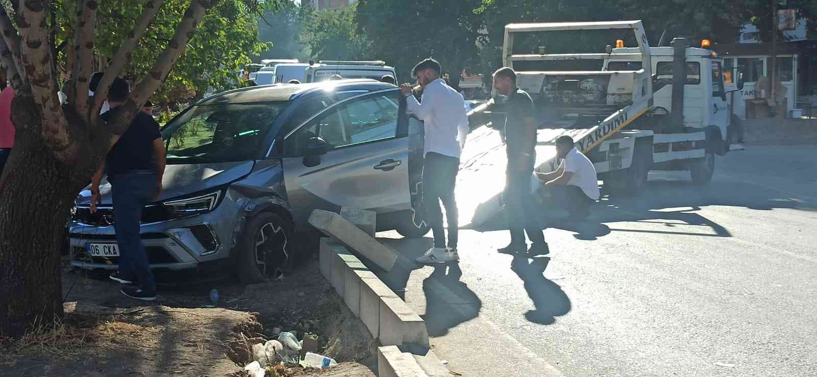 Elazığ’da otomobil ağaca çarptı: 1 yaralı