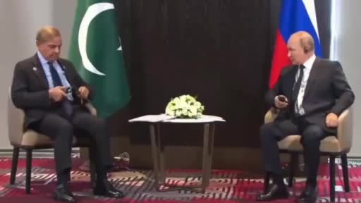 Pakistan Başbakanı Şerif’in Putin’le görüşmesinde kulaklıkla sınavı