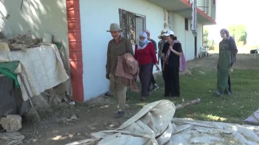 Fedakar çift tütünden kazandığı parayla çocuklarını okutuyor