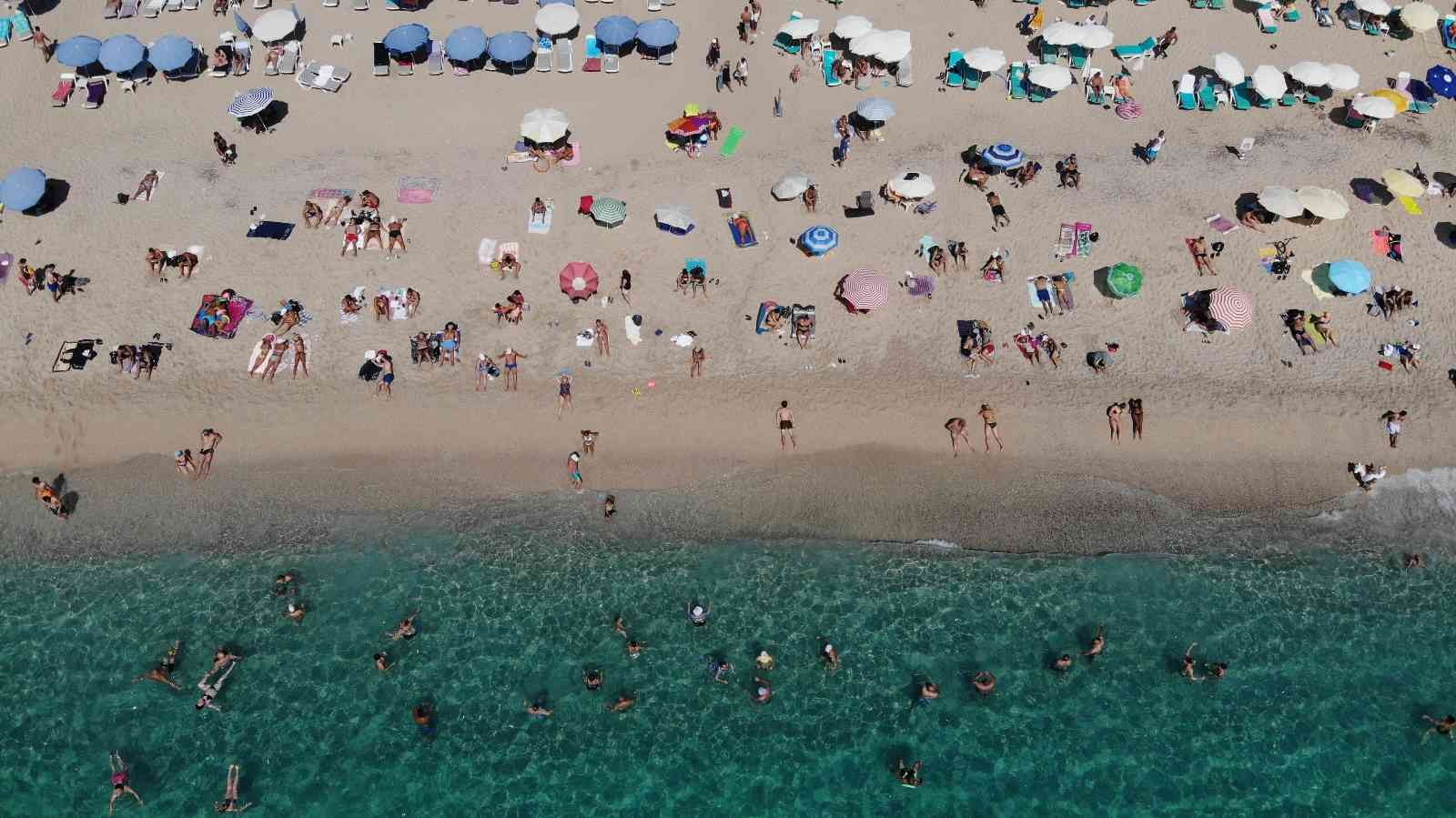 Alanya sahillerinde hafta sonu yoğunluğu yaşanıyor