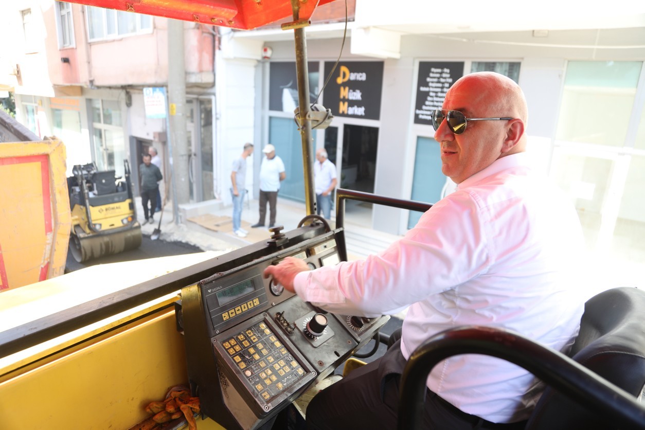 Başkan Bıyık asfalt makinesine bindi, ortaya bu kareler çıktı