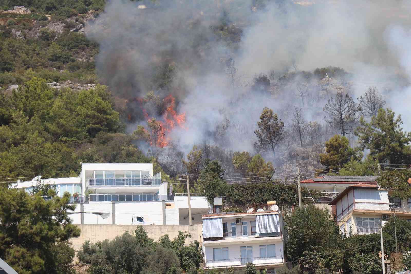 Alanya’da yerleşim yerine yakın alanda çıkan orman yangını kontrol altına alındı