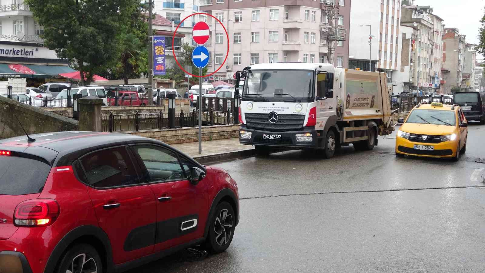 300 metre dolanmamak için yolun 5 metrelik kısmındaki ters yön yasağına uymuyorlar