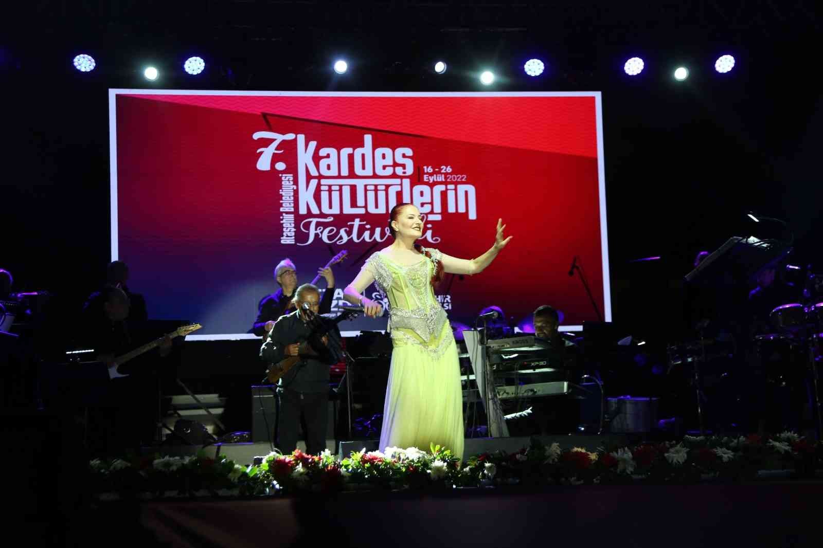 Candan Erçetin 7. Kardeş Kültürlerin Festivali’nde hayranlarıyla buluştu