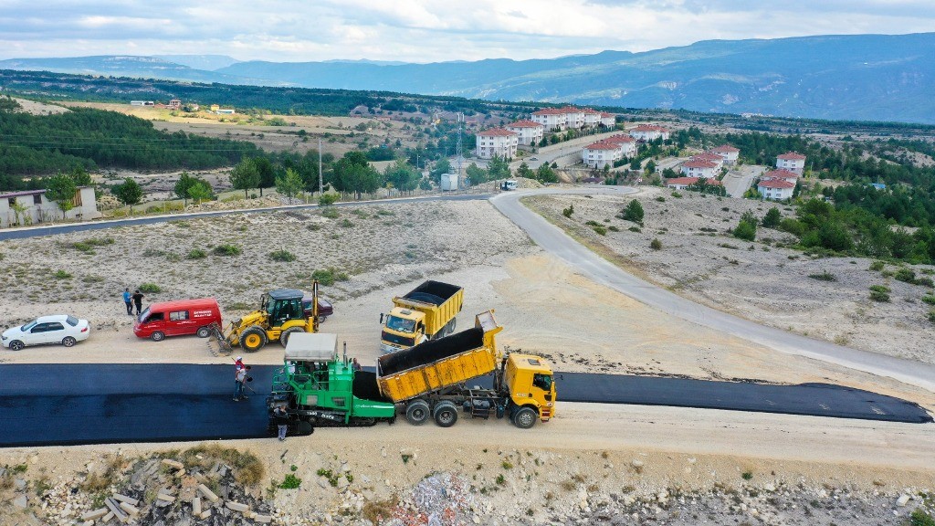 Safranbolu’da Kirkille mevkiinde asfalt çalışmaları tamamlanıyor