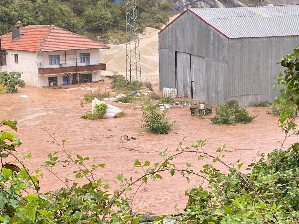 Sağanak sonrası taşkınlar oluştu, denizin rengi değişti