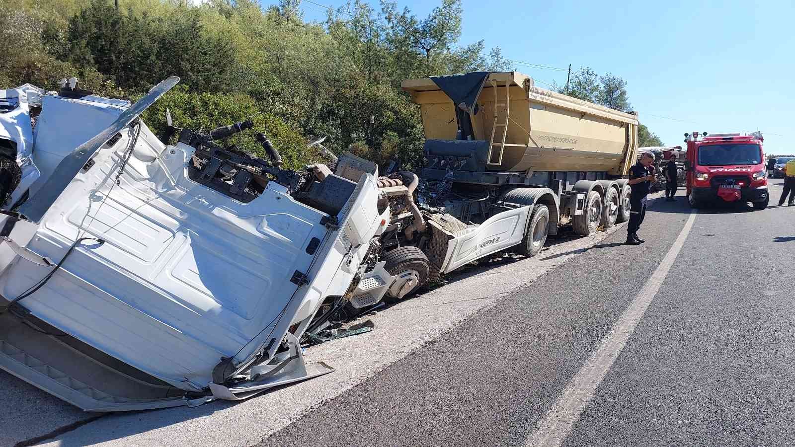 Kamyonet ile tır çarpıştı: 1 ölü