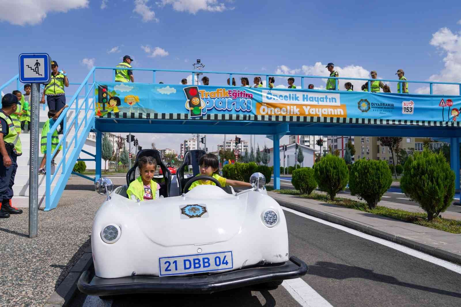 Öğrencilere uygulamalı trafik eğitimi