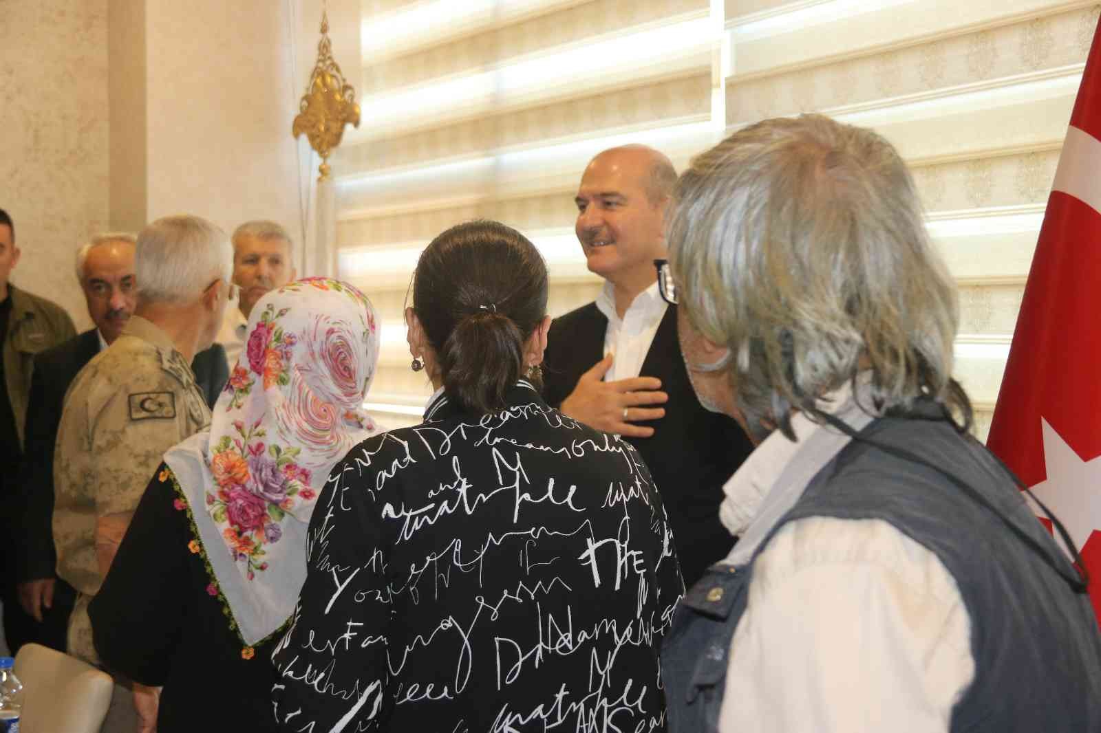 İçişleri Bakanı Soylu, Diyarbakır’da evlat nöbeti tutan ailelerle bir araya geldi