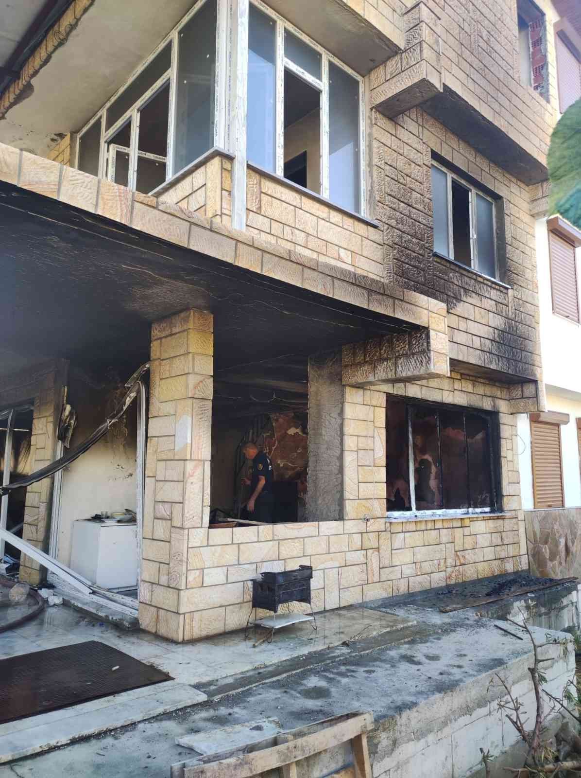 Kuşadası’ndaki ev yangına itfaiye hızlı müdahale etti