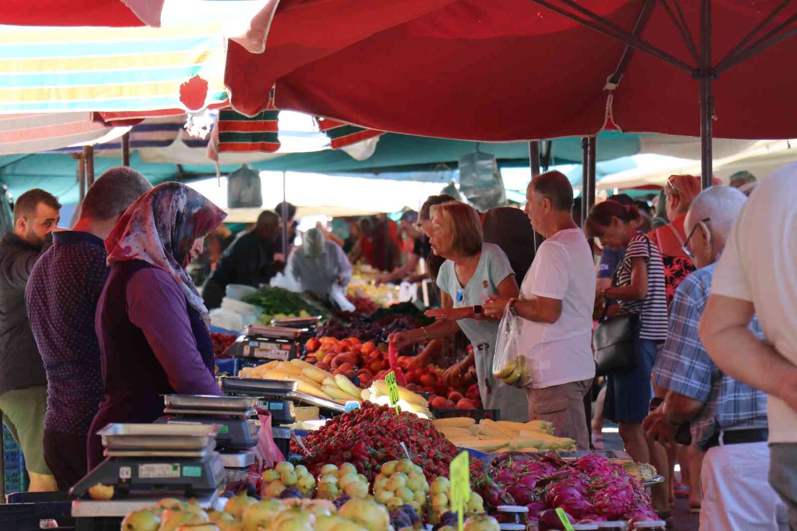 Alanya’da yaşayan yerleşik ve tatilci yabancılar alışverişte semt pazarını tercih ediyor