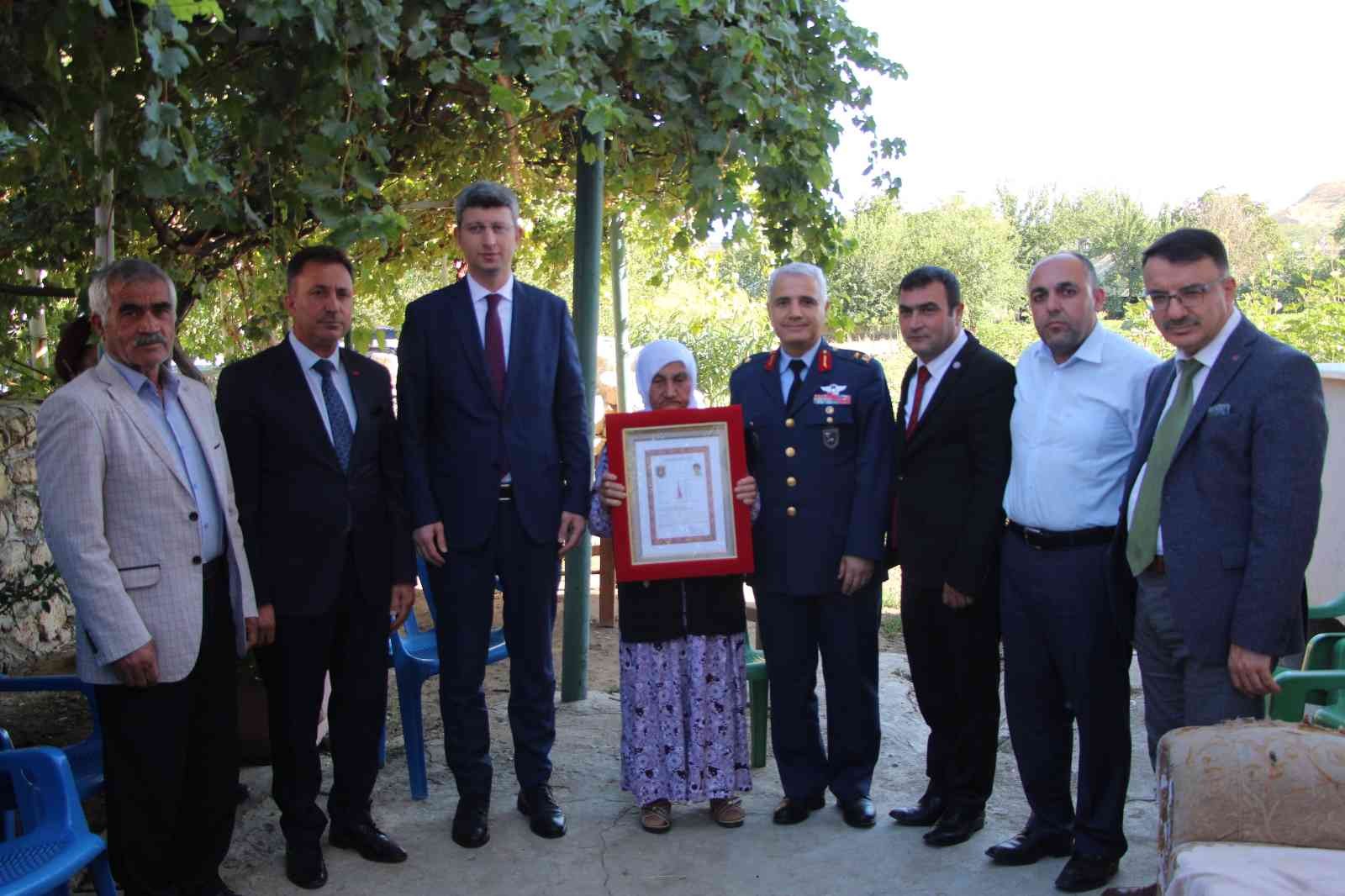Türkiye’de bir ilk: Şehit ailesine ikinci ’şehadet belgesi’ verildi