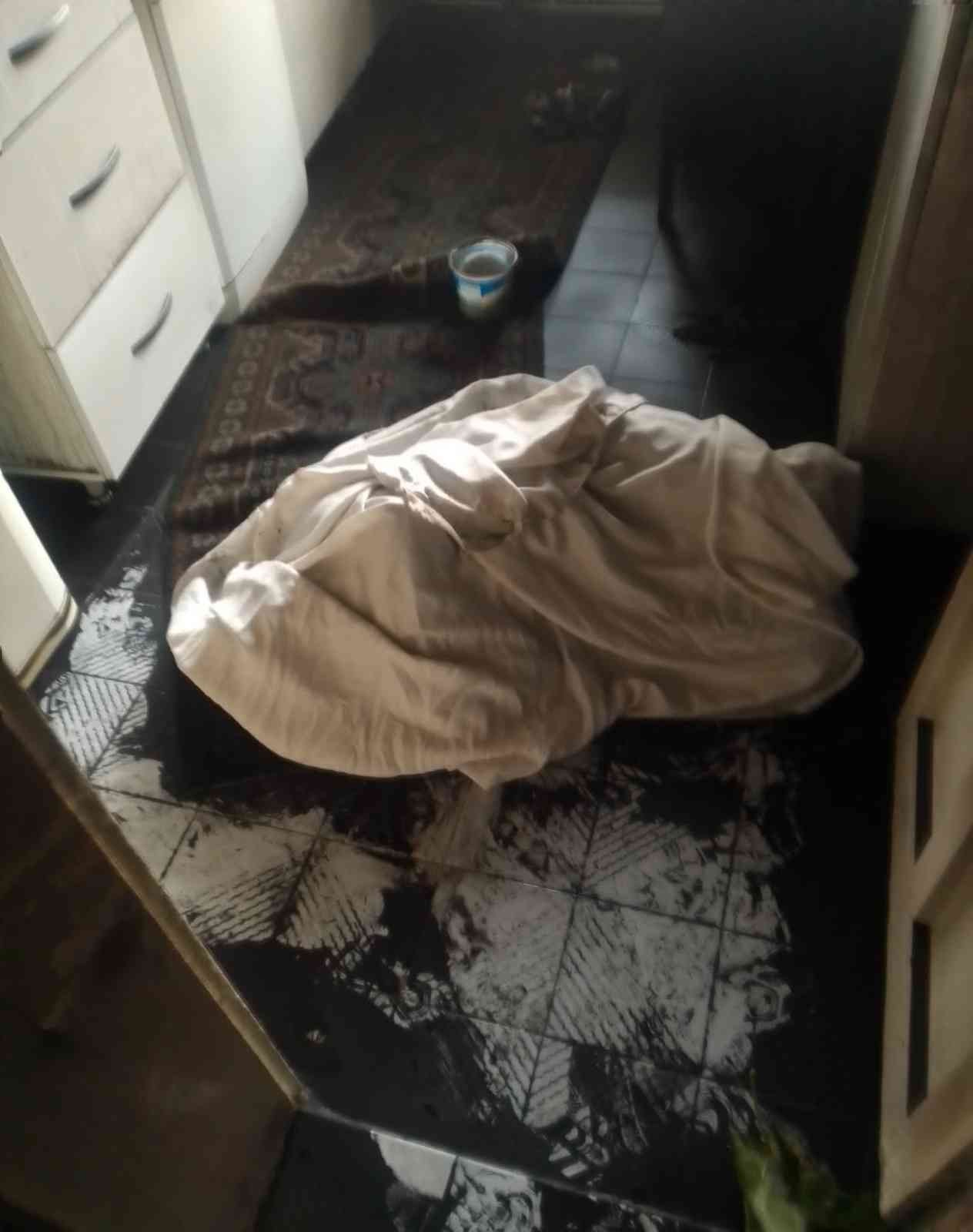 3 katlı binada yangın çıktı, yaşlı kadın dumandan zehirlenerek hayatını kaybetti