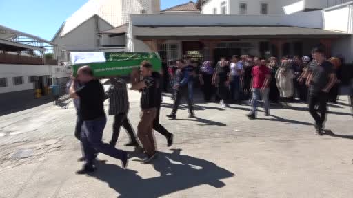 Cesedi derin dondurucuda saklanan çocuğu üşümesin diye hırkasını tabutuna sardı