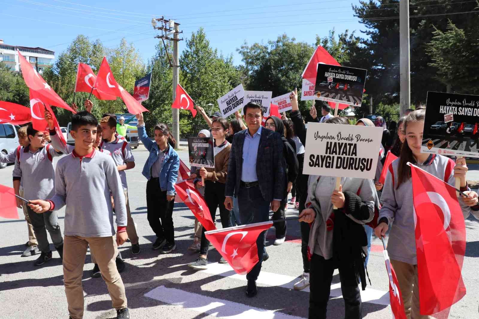 Ahlat’ta ‘Yayalara öncelik duruşu, hayata saygı duruşu’ etkinliği