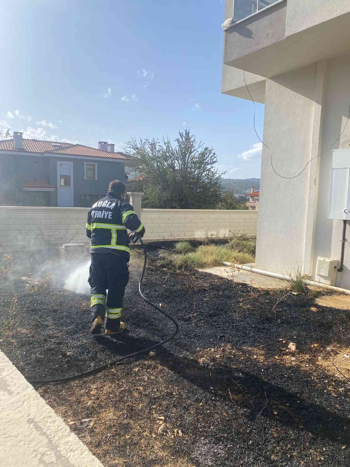 Menteşe’de çıkan yangın korkuttu