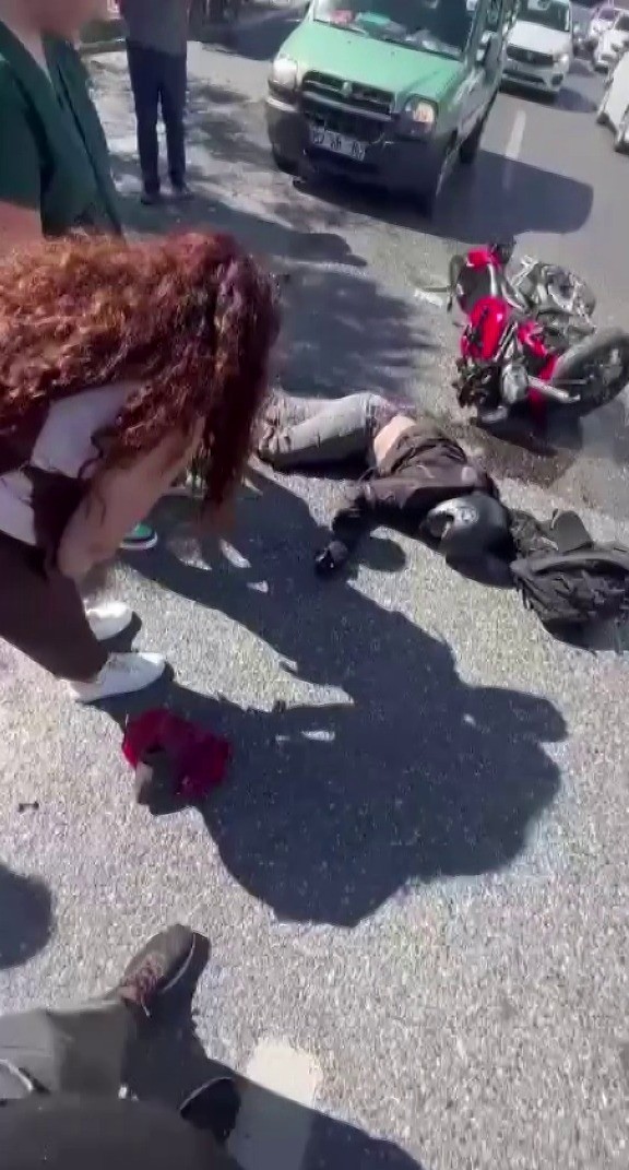 Ümraniye’de zabıta aracına çarpan motosikletli yaralandı