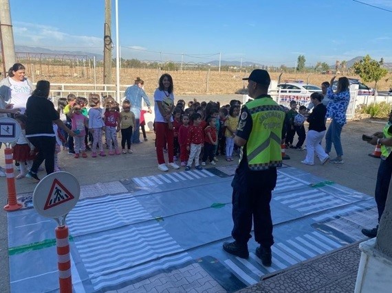 Jandarma’dan Çine’deki öğrencilere yaya geçidi eğitimi