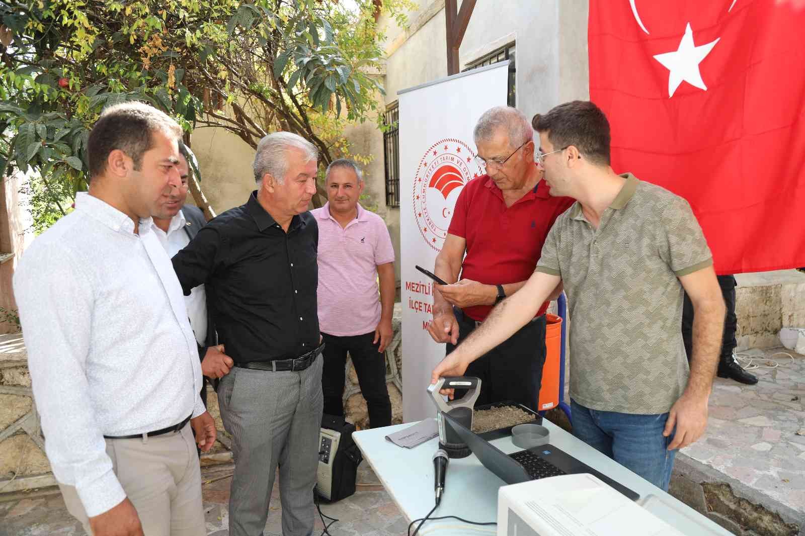 Mezitli’de çiftçilere dijital toprak analiz cihazı tanıtımı yapıldı