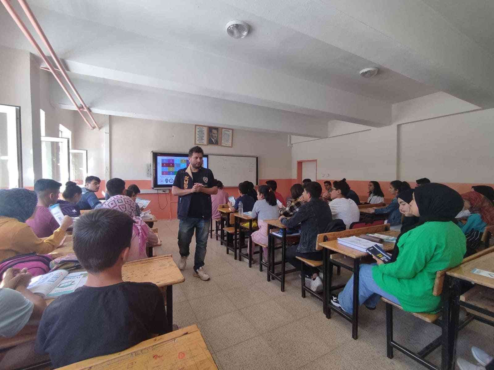 Hizan’da Siberay projesi öğrencilere anlatıldı