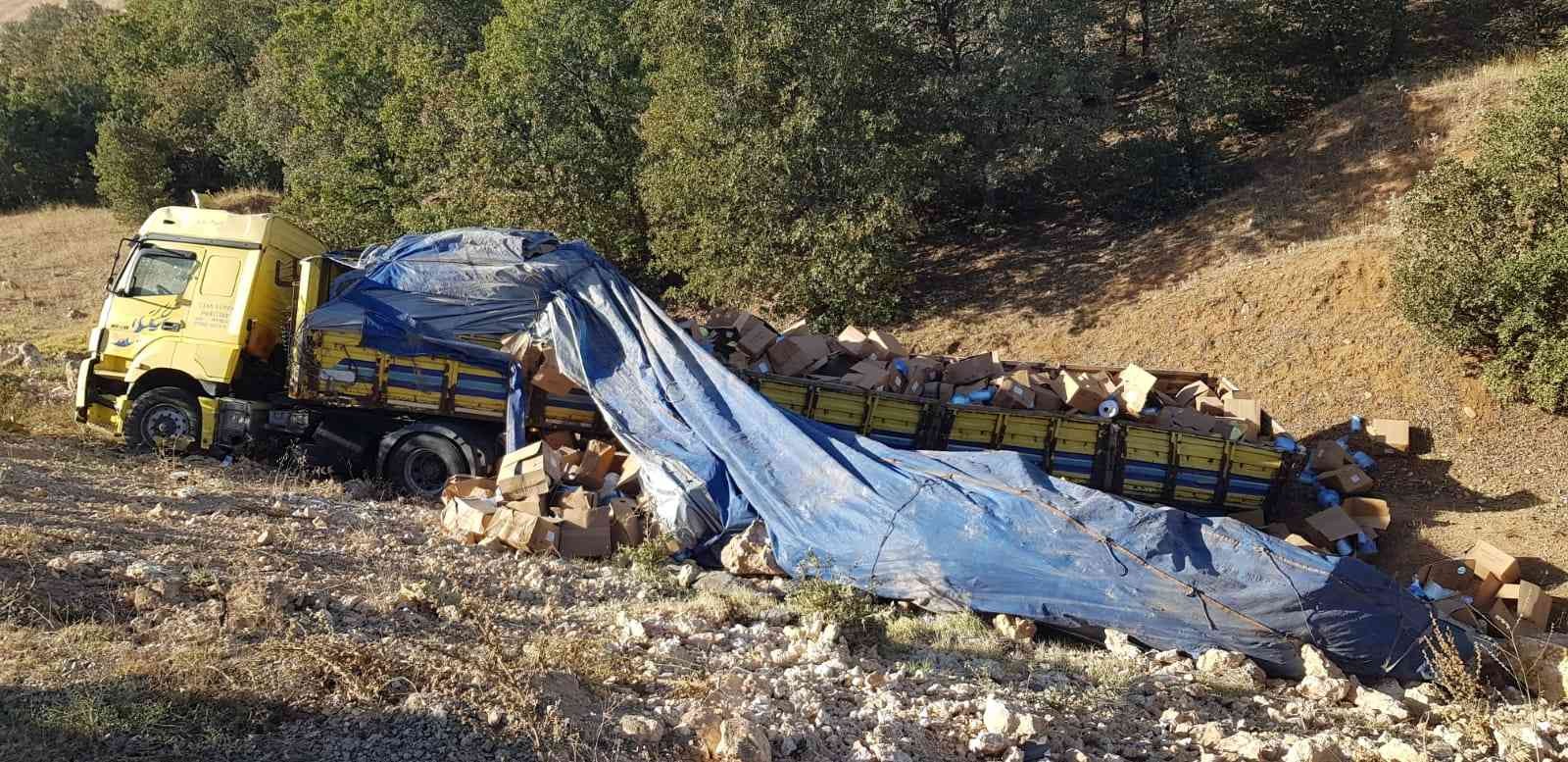 Uşak’ta devrilen tır sürücüsü yaralandı