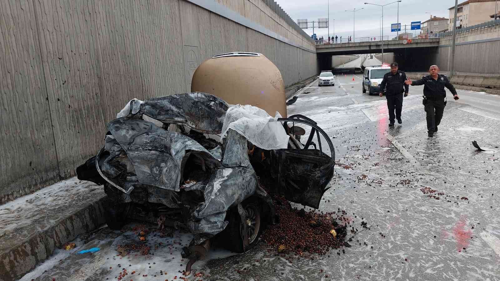 Samsun’da arıza yapan otomobile tır çarptı: 2 kişi yanarak hayatını kaybetti