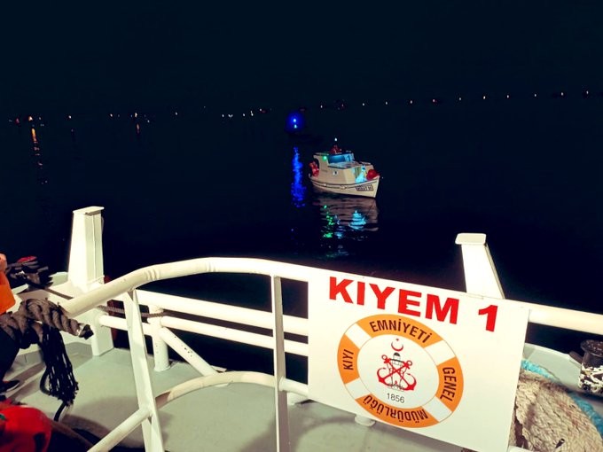 Çanakkale Boğazı’nda makineleri arızalanan tekne, KEGM ekiplerince kurtarıldı
