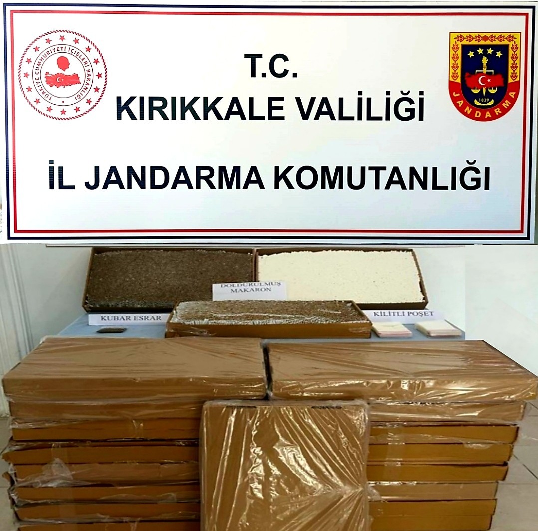 Jandarma ekiplerinden kaçmaya çalıştılar, araçlarından binlerce makaron çıktı