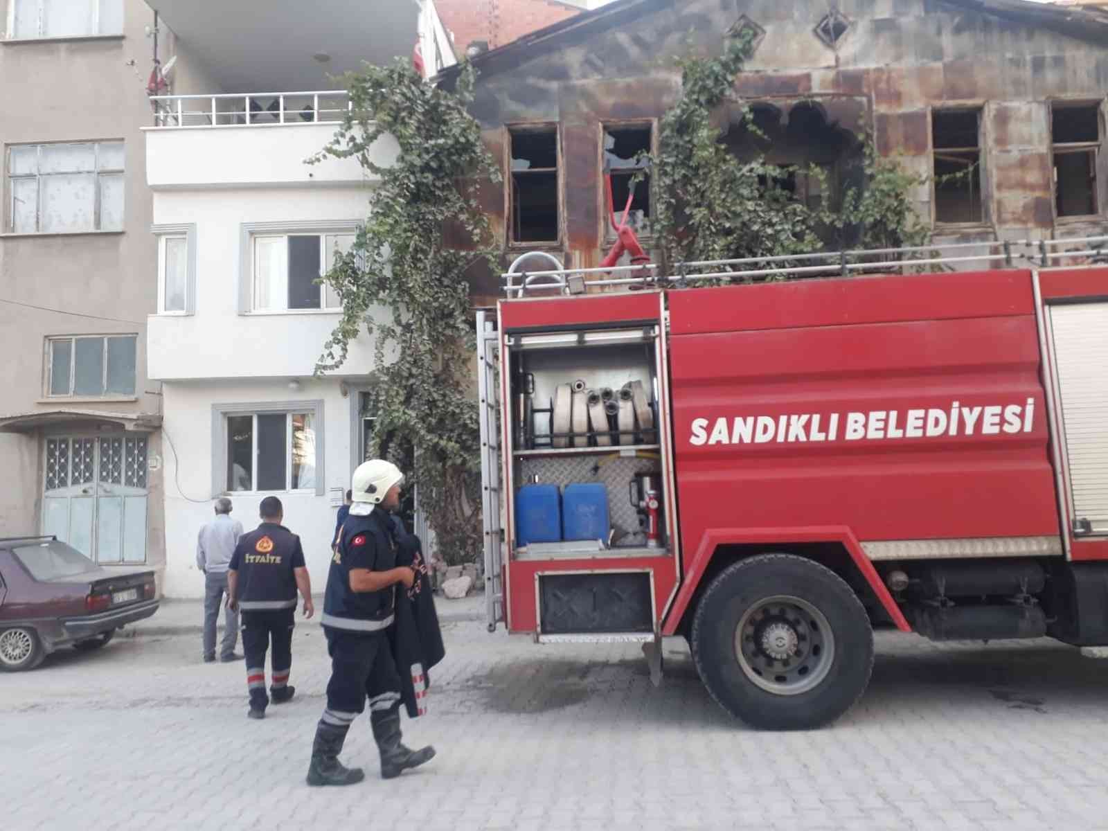 Ocakta unutulan yemek yangına neden oldu