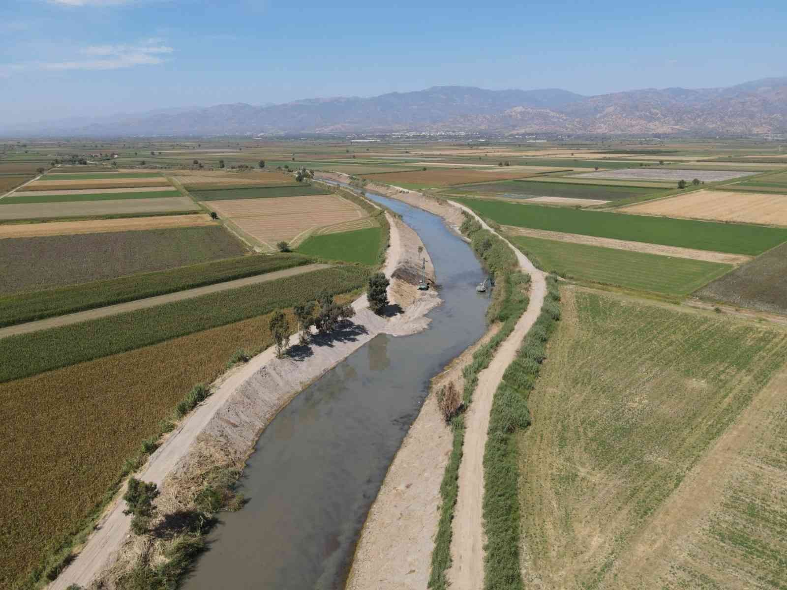 Büyük Menderes’te yatak temizleme çalışmaları yapıldı