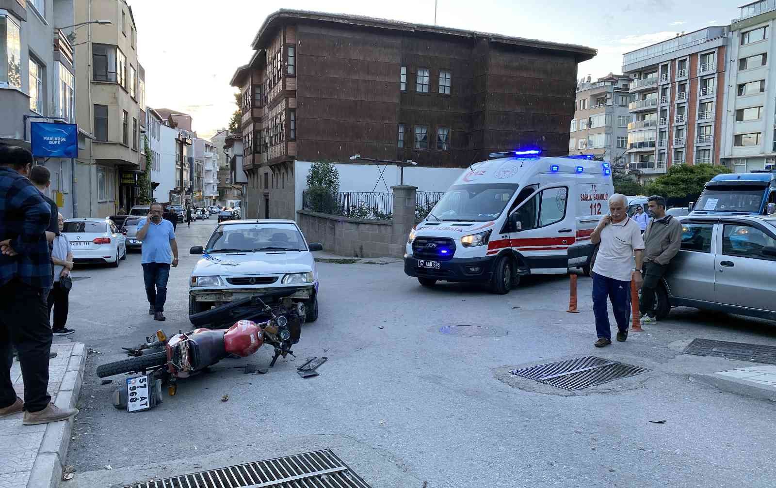 Sinop’ta otomobille çarpışan motosiklet sürücüsü yaralandı