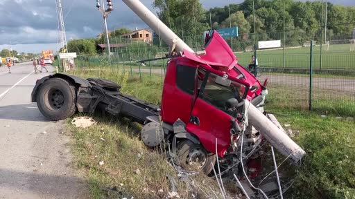 Samsun’da zincirleme kazada tır elektrik direğine çarptı: 1 yaralı