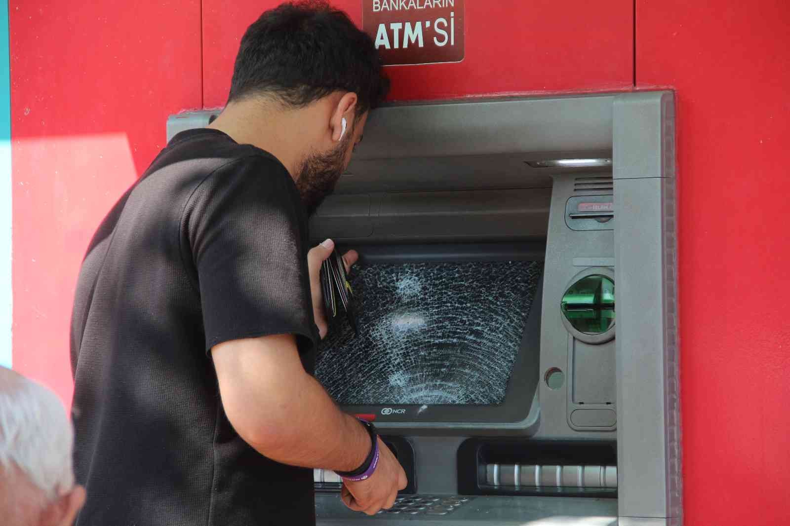 Para çekmeye gelenler ATM’lerin parçalanmış camlarıyla karşılaştı