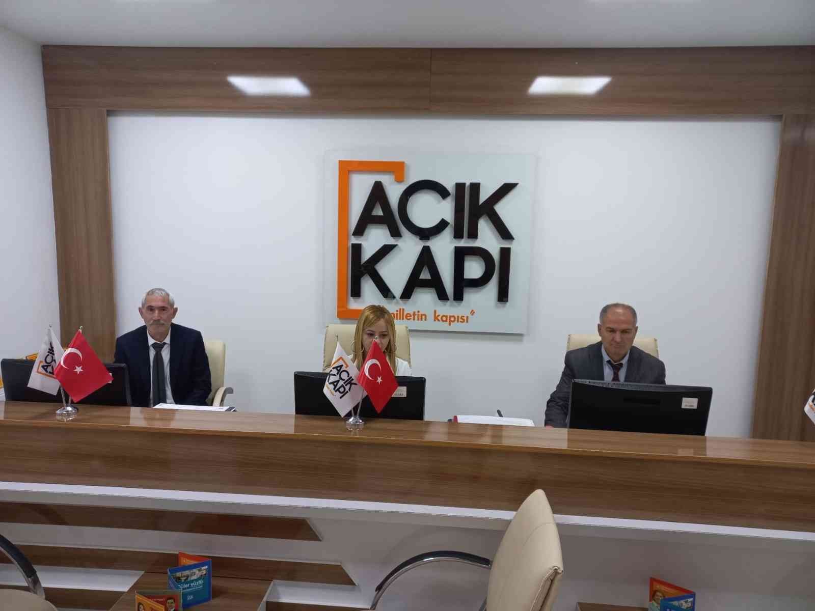 Kars’ta Açık Kapı vatandaşların sorunları çözüyor