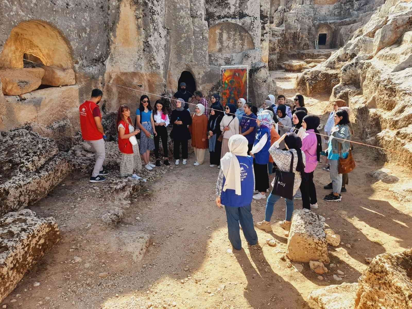 Öğrenciler kentin tarihi ve kültürel güzelliklerini öğreniyor