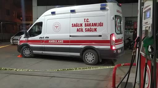 Kar maskeli kişiler akaryakıt istasyonuna silahlı saldırı düzenledi: 2 yaralı