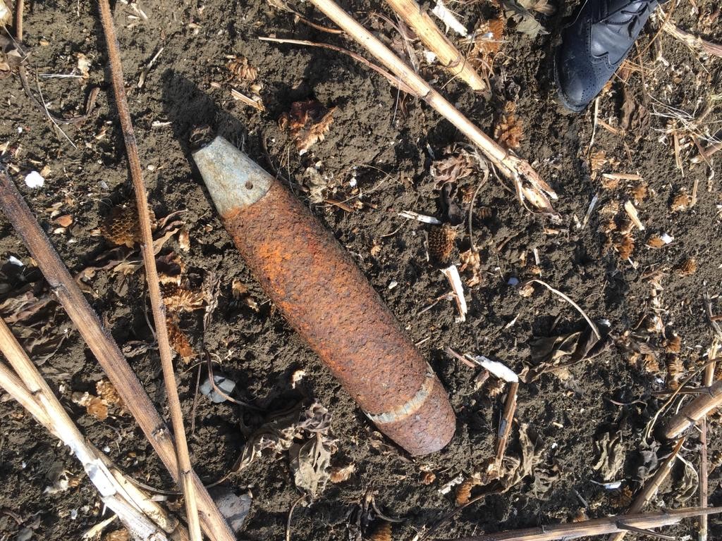Çatalca’da ayçiçeği toplamaya giden çiftçi tarlada patlamamış top mermisi buldu
