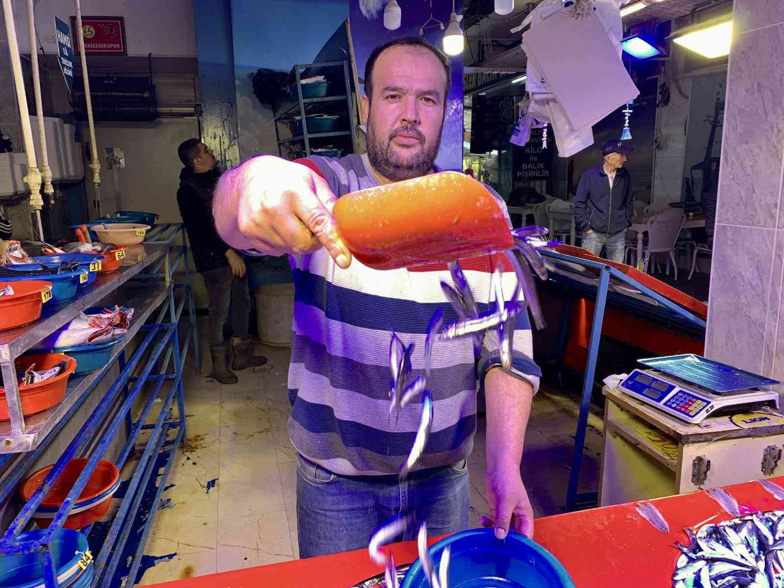 Hamsi, balık tezgâhlarını süsledi