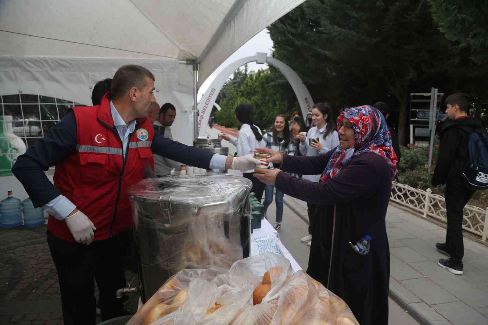 Gölbaşı Belediyesi vatandaşlara çorba ve kandil simidi ikram etti