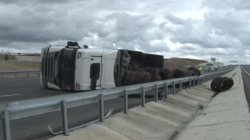 Çatalca’da virajı alamayan kamyon devrildi: 1 yaralı