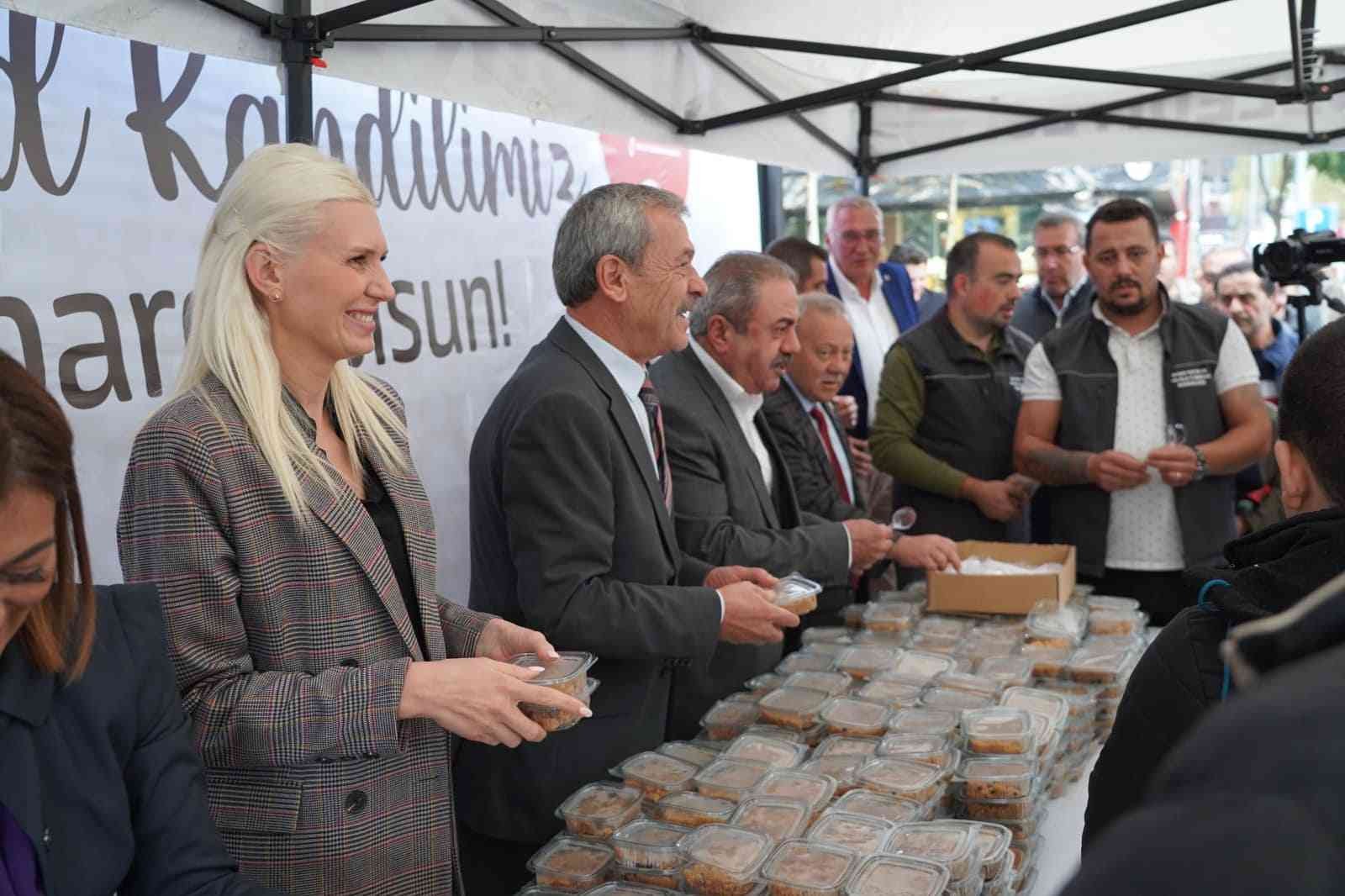 Bilecik’te vatandaşlara helva ikram edildi