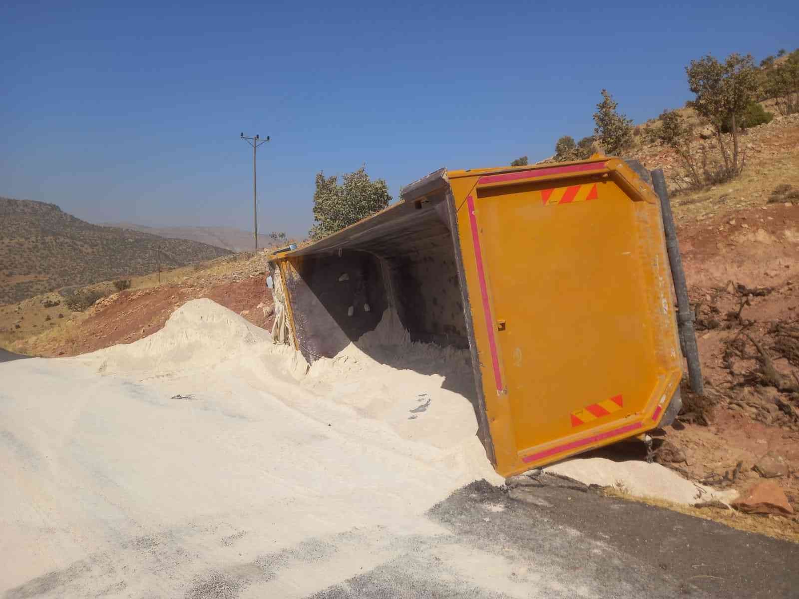 Gercüş’te hafriyat yüklü kamyon devrildi