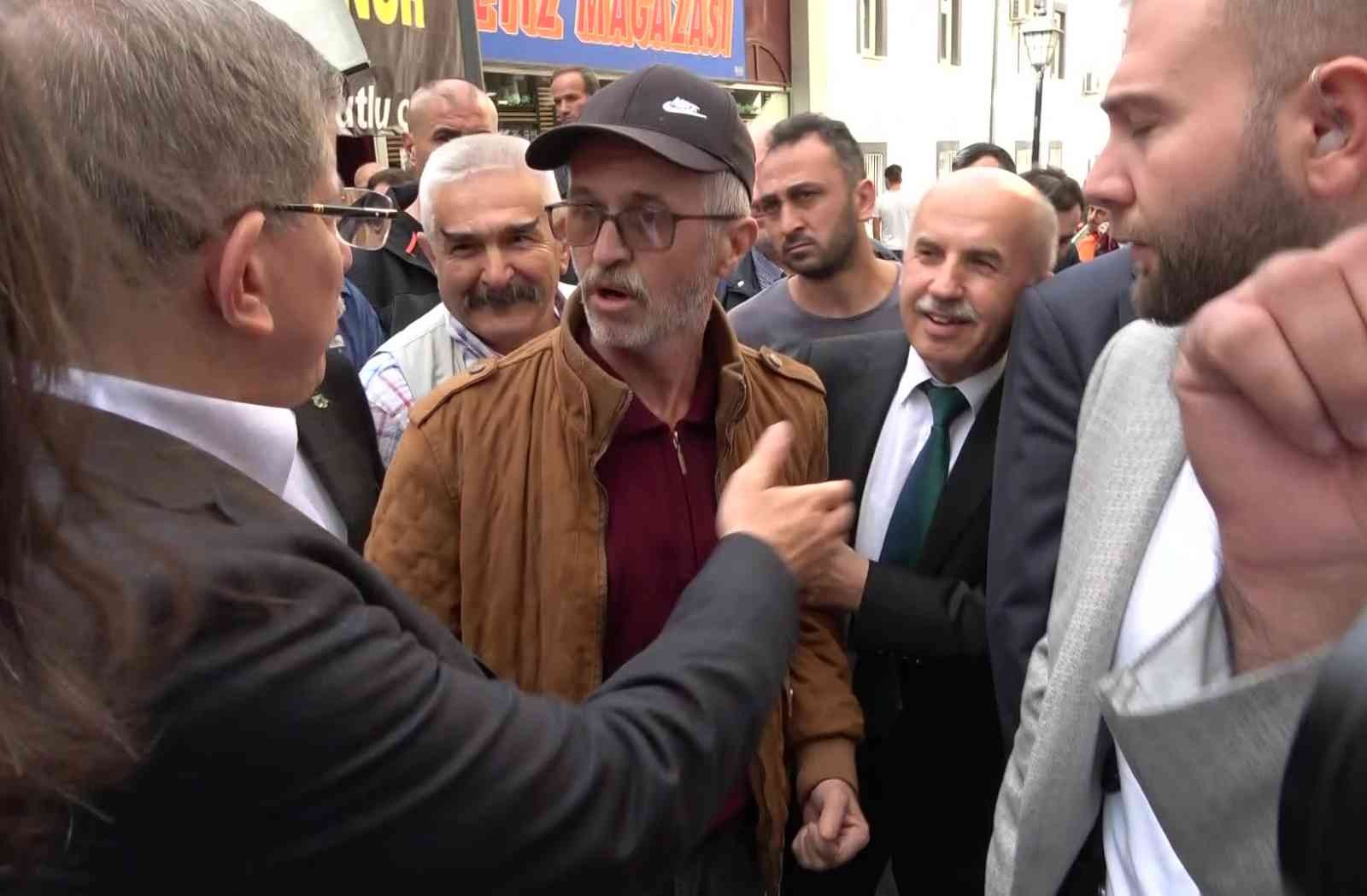 Amasya’da cami çıkışı yuhalanan Ahmet Davutoğlu sokakta vatandaşla tartıştı