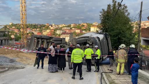 Üsküdar’da toprak dökümü yapan hafriyat kamyonu devrildi