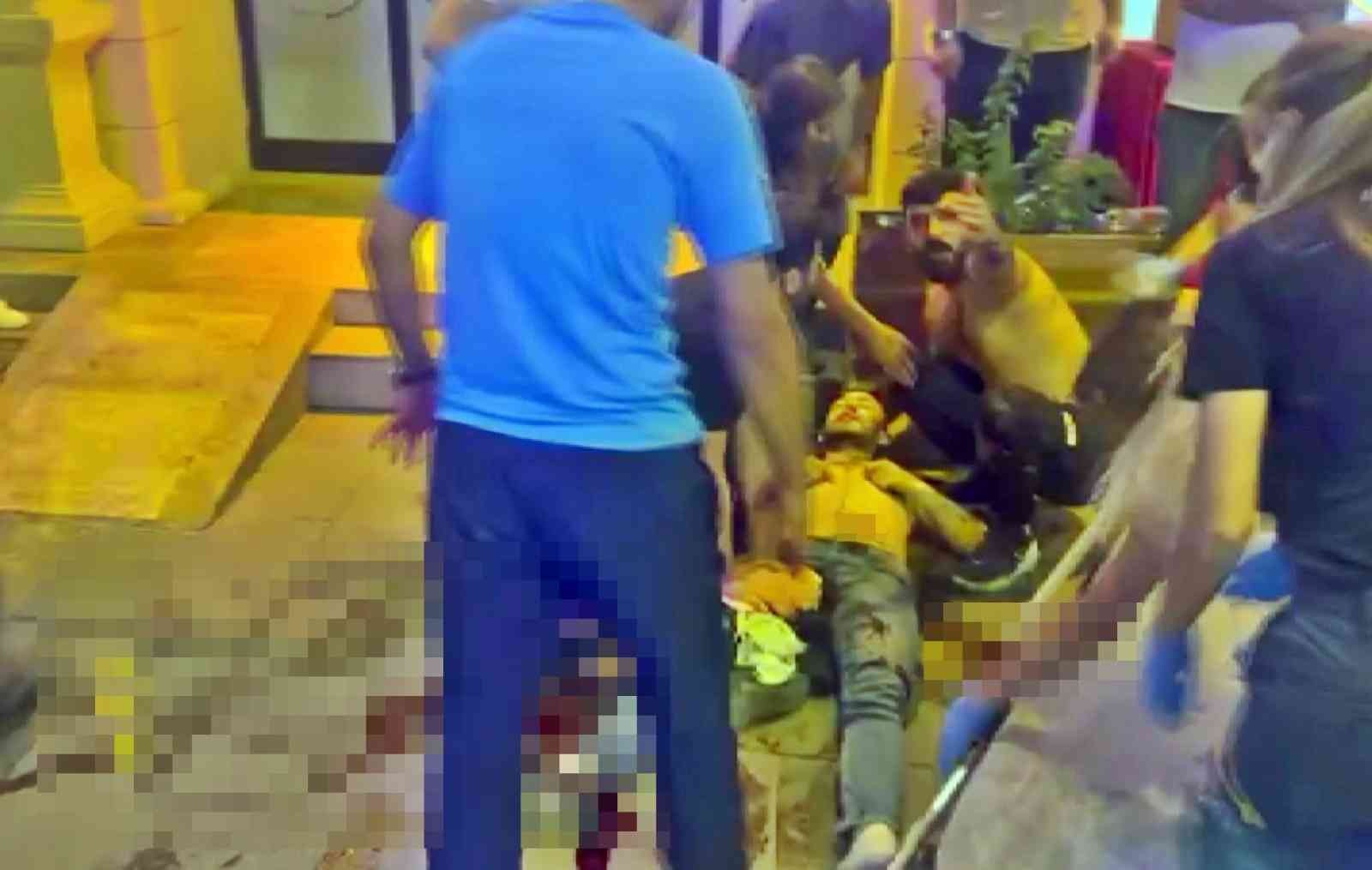 İki kişinin kavgasına dahil oldu, kasığından bıçaklandı