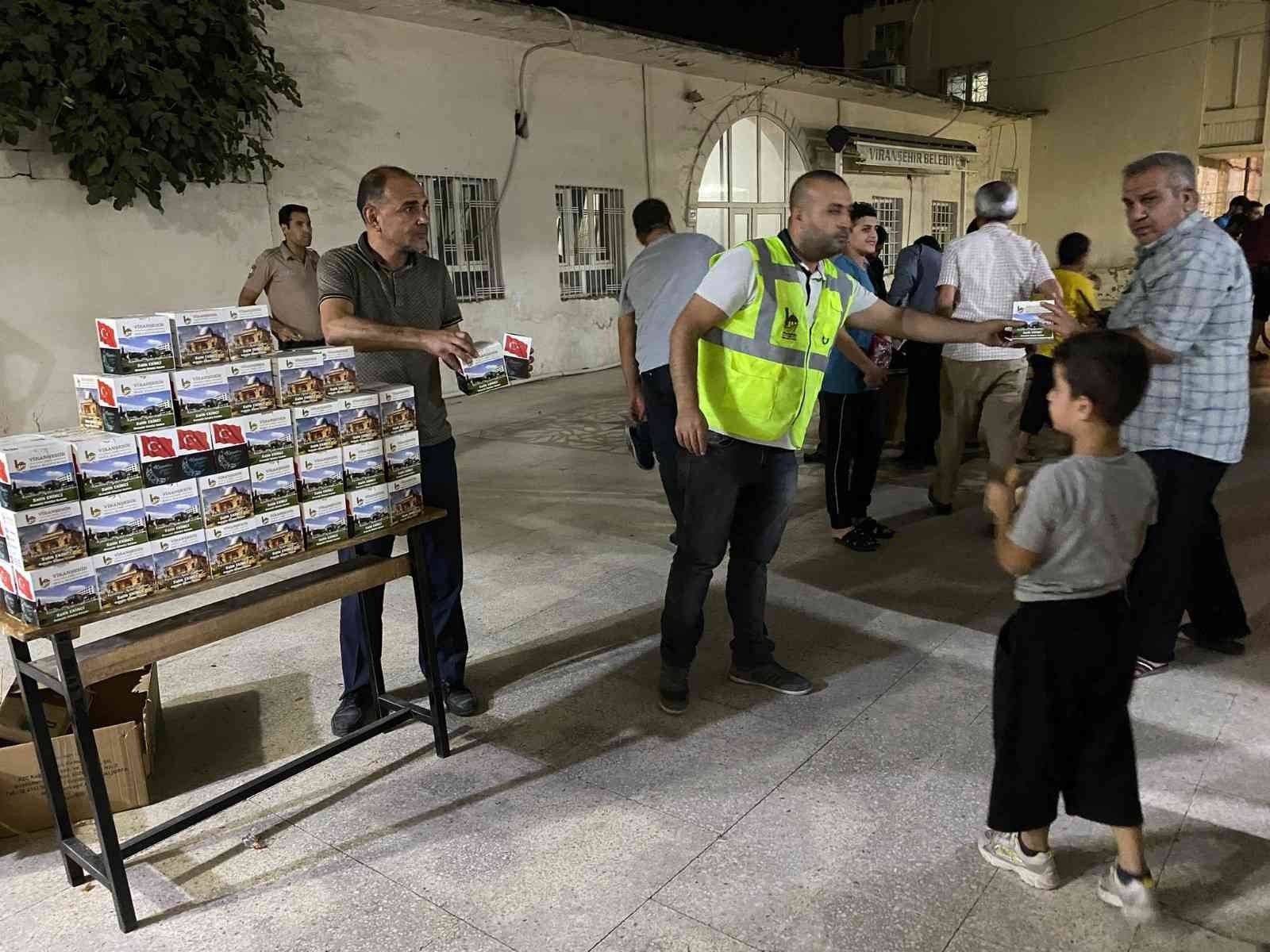 Viranşehir’de camilerde kandil simidi dağıtıldı